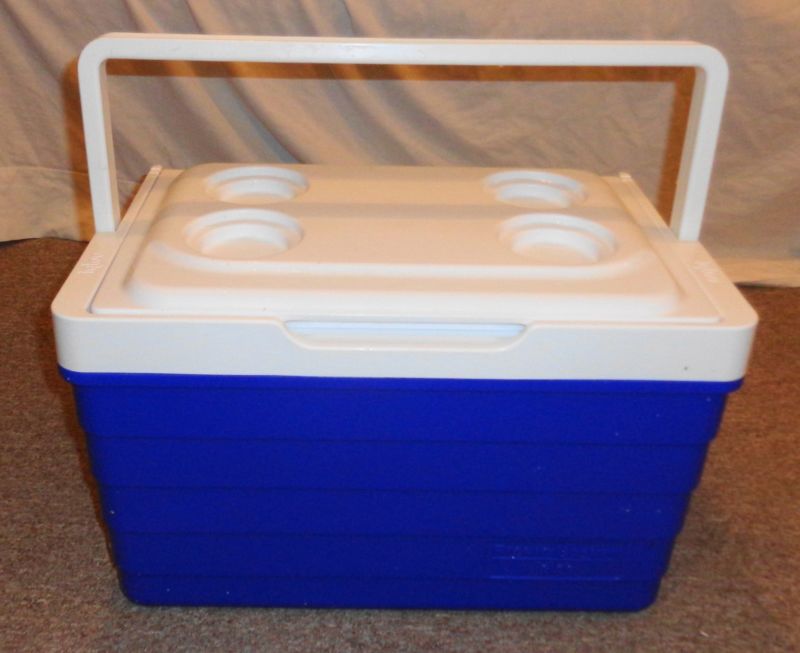 Igloo Picnic Basket Cooler Ice Chest Blue & White 17" x 11" x 10" Tall