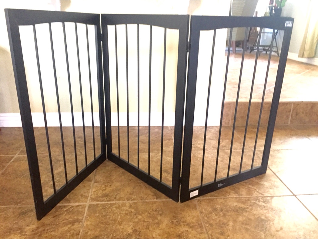 NEW ANIMAL PLANET FREE STANDING WOODEN PET/BABY GATES