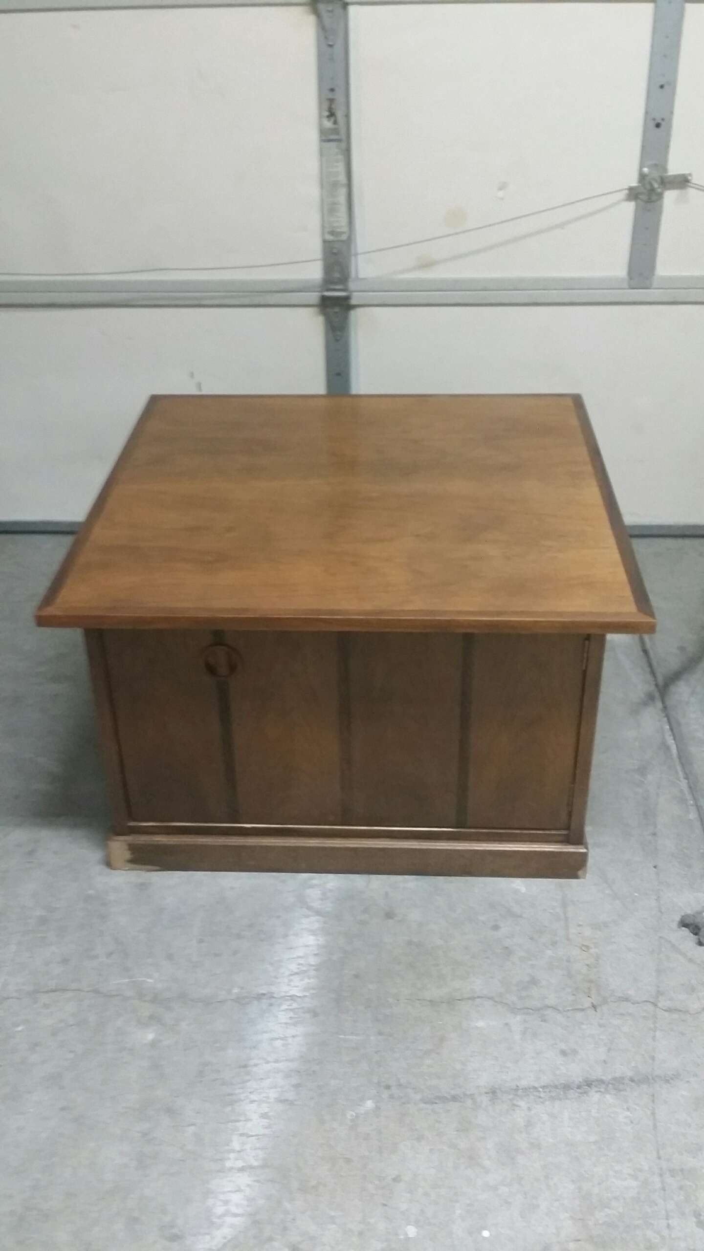 Coffee table 30x30 for sale in Las Vegas, NV 5miles Buy and Sell