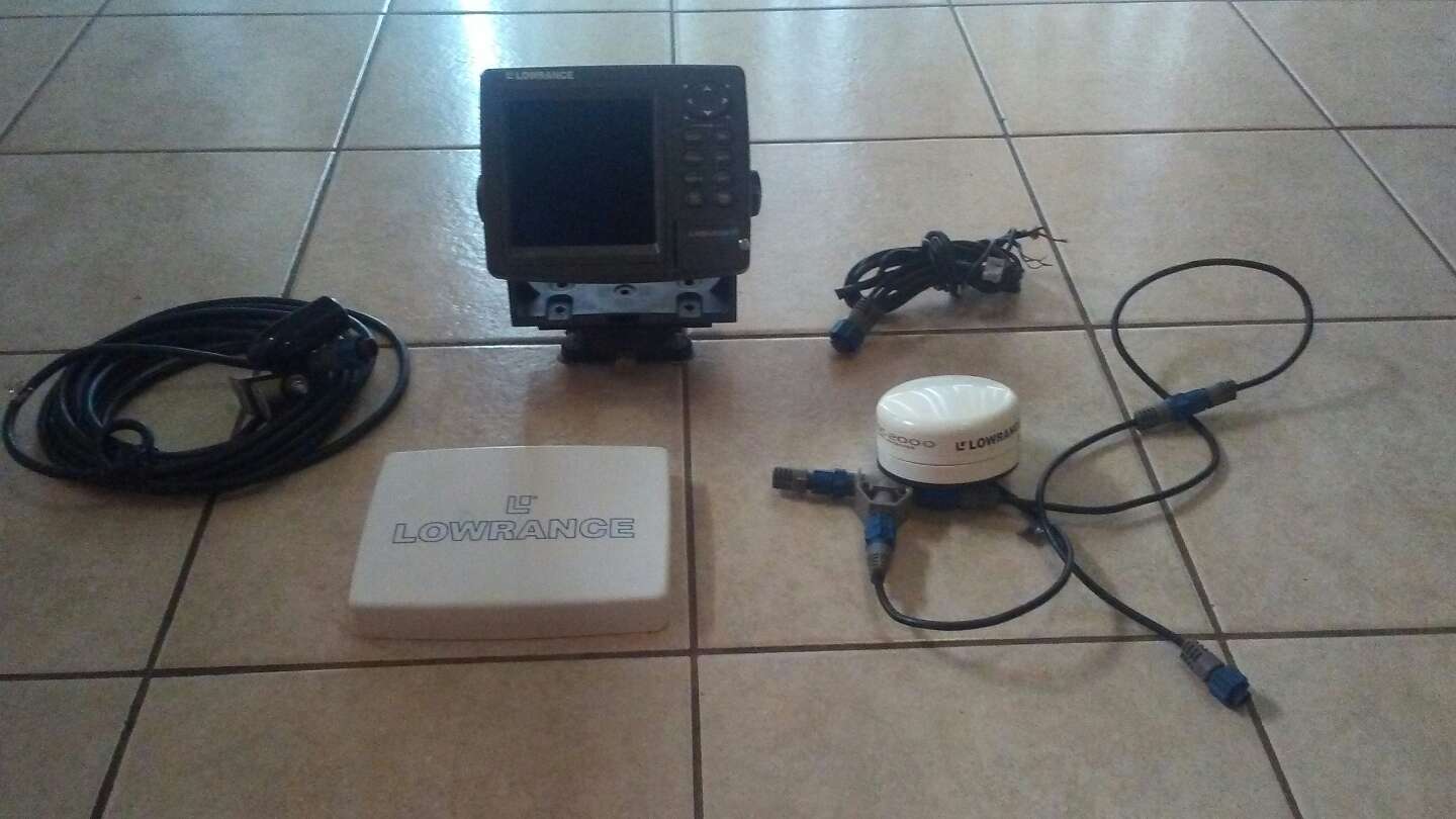 LOWRANCE LMS332c GPS FishFinder + LGC2000 GPS Puck Antenna & HSTWSBL