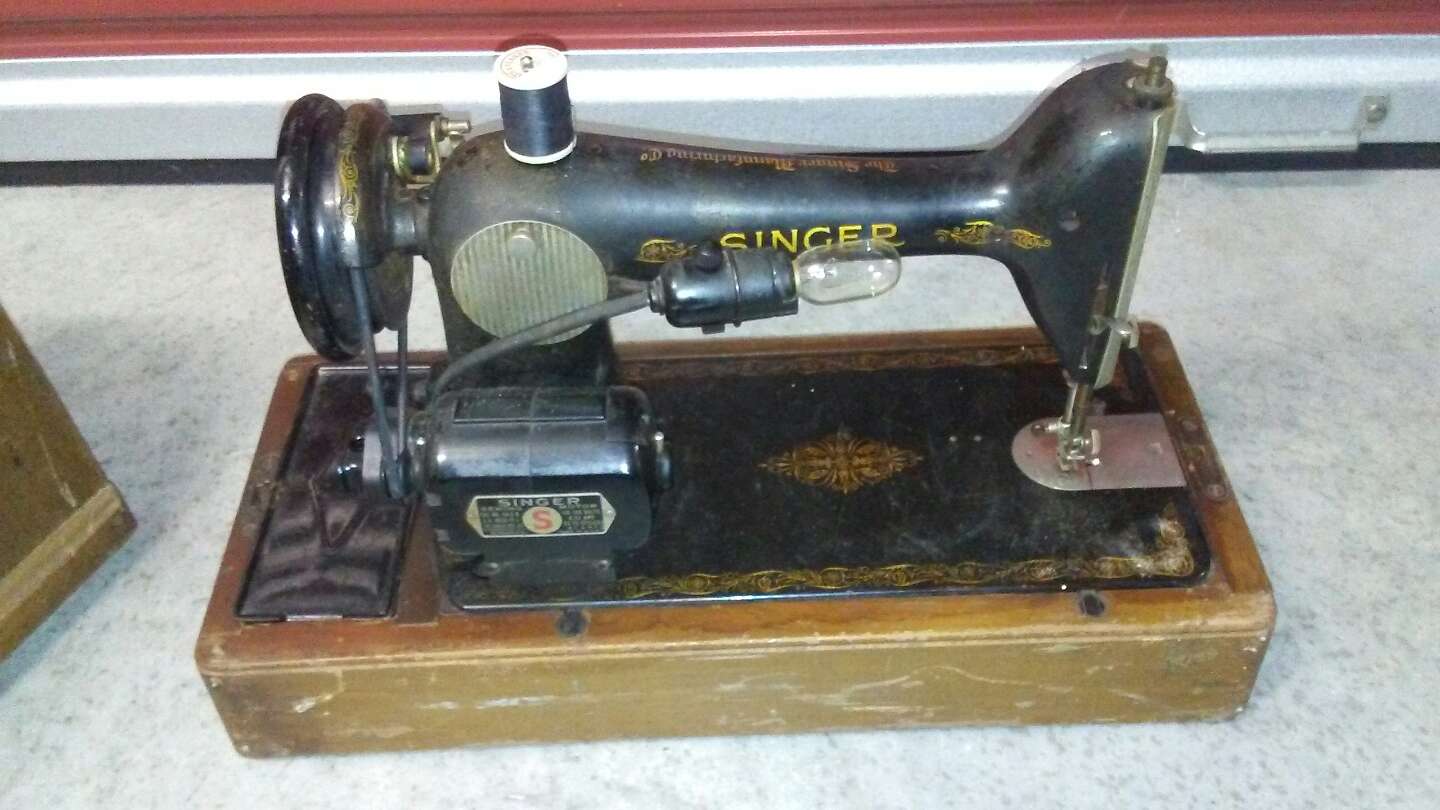 Antique vintage Singer Sewing Machine with Wood Case for sale in Fort